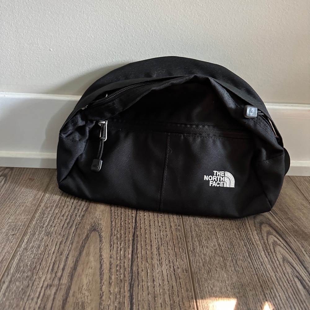 North Face large unisex waist pack. Nylon lightweight fabric and comfortable.